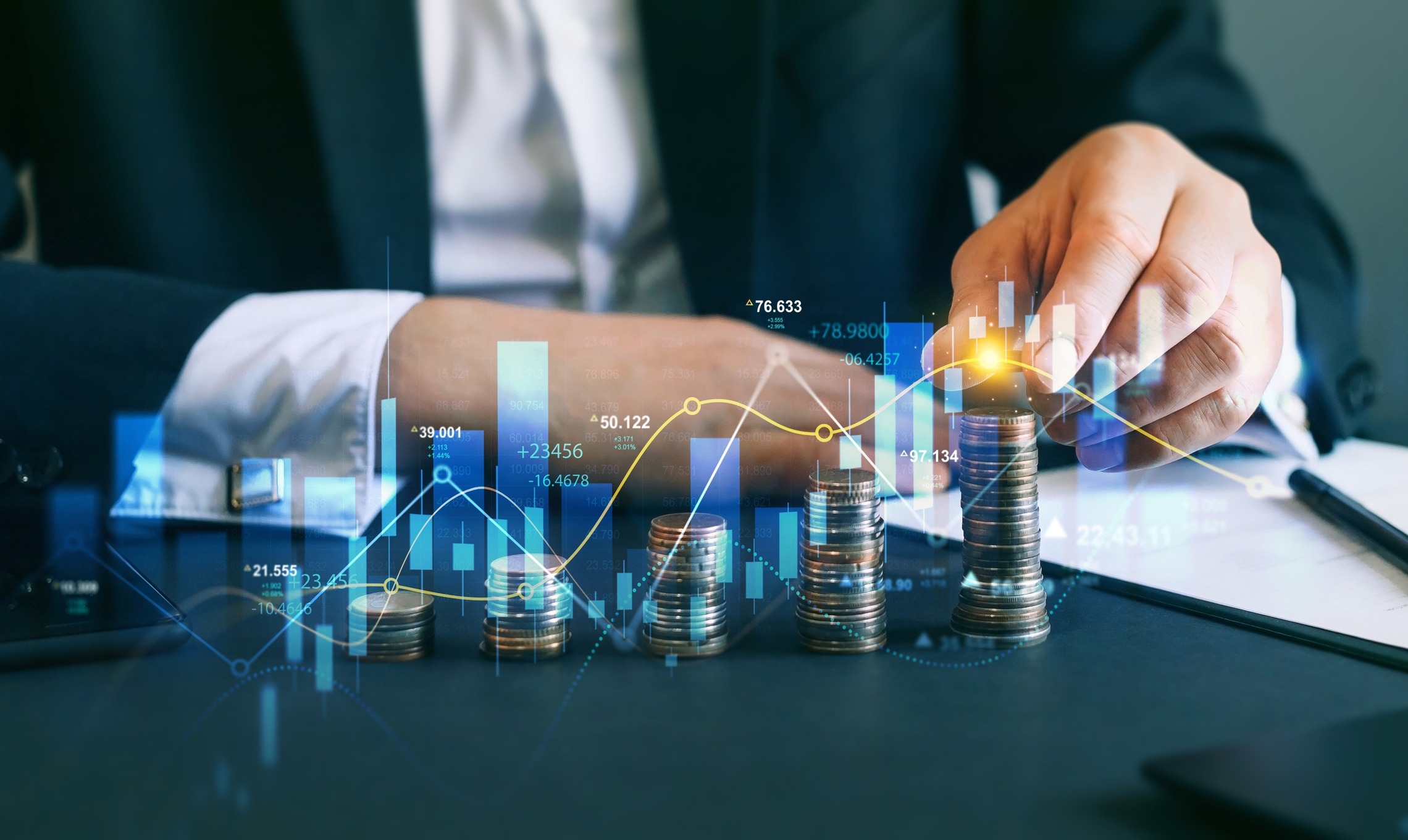 INVESTMENTFONDS IM VERSICHERUNGSMANTEL Symbolbild für Investmentfonds, Münzen sind aufgereiht und ansteigend gestapelt